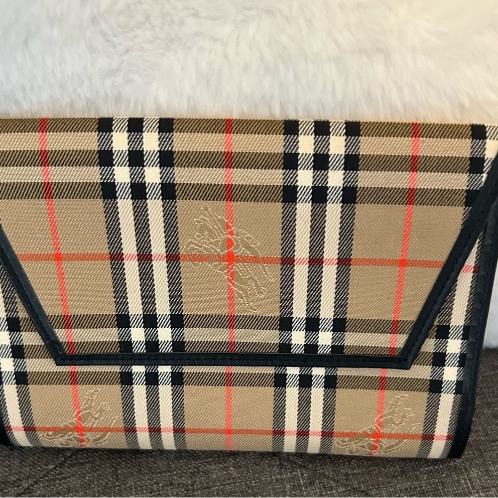Burberry traditional Beige and blk plaid exterior. Quite Luxury.Passport holder, - Picture 3 of 12